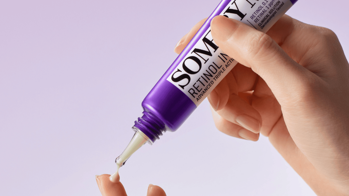 SOMEBYMI Retinol Intense Eye Cream är formulerad med retinol och retinal för att minska fina linjer och mörka ringar runt ögonen. Denna lättabsorberade kräm stärker hudens elasticitet och lämnar huden slät och återfuktad.