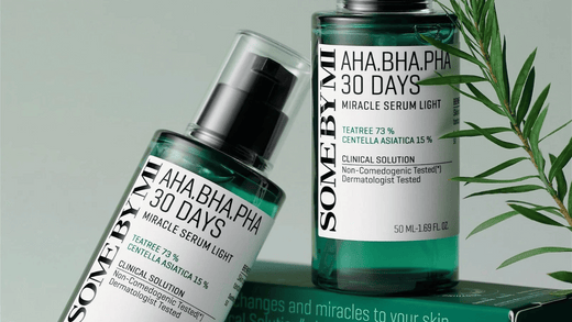 AHA.BHA.PHA 30 Days Miracle Serum kombinerar tea tree (73%) och centella asiatica (15%) för att lugna irriterad hud, reducera akne och exfoliera skonsamt. Kliniskt testad och icke-komedogen, idealisk för känslig och oren hud.