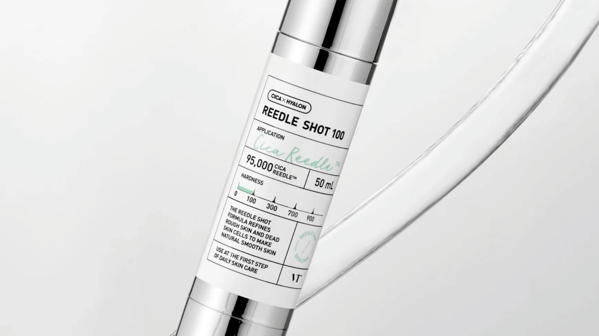VT Cosmetics Reedle Shot 100 är formulerad med 95 000 Cica Reedle™ för att förfina grov hud och ta bort döda hudceller. Den ger en naturligt jämn hudtextur och används som första steg i din dagliga hudvårdsrutin.
