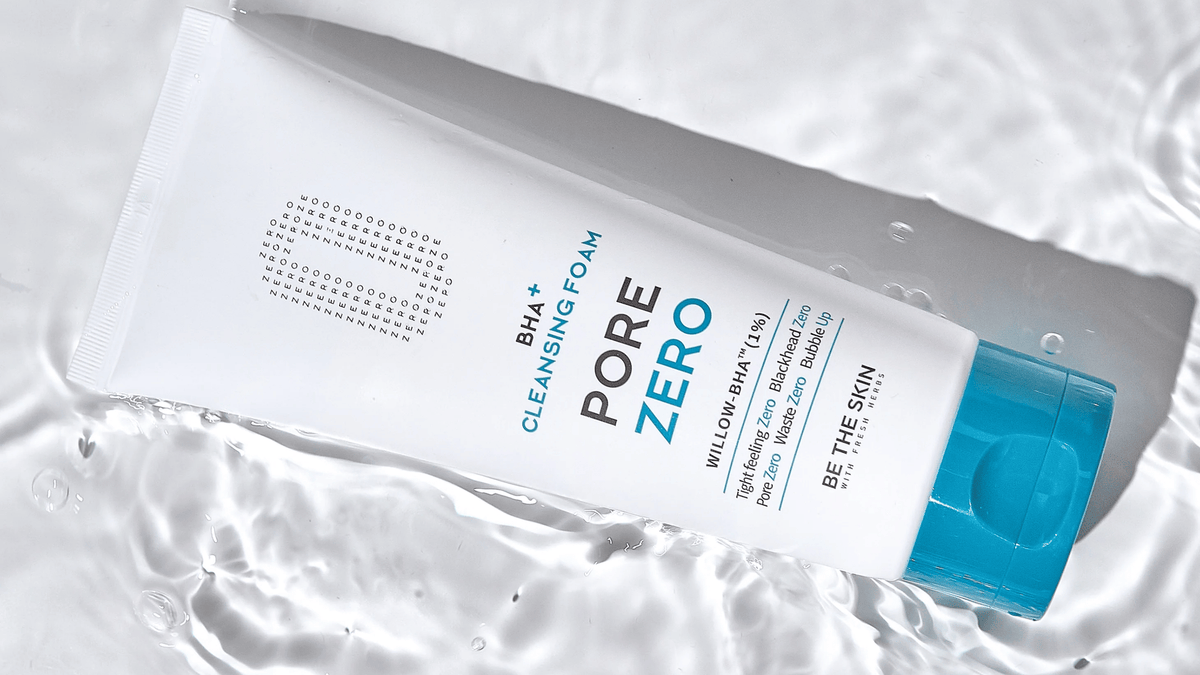 Produktbild på Be The Skin Pore Zero BHA+ Cleansing Foam med vit tub och blå kork placerad i vatten för att skapa en ren, svalkande och uppfriskande känsla.