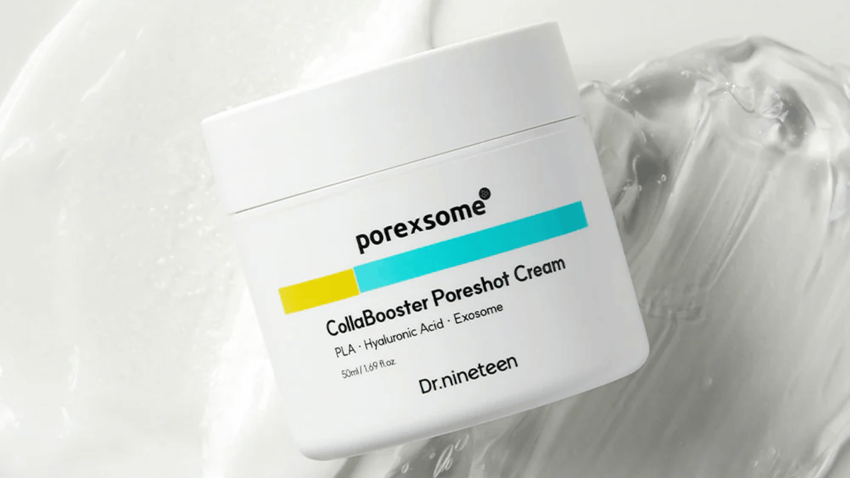 Dr.nineteen Porexsome CollaBooster Poreshot Cream i vit burk mot en blank, geléliknande bakgrund. En återfuktande och porförfinande kräm med hyaluronsyra och exosomer.