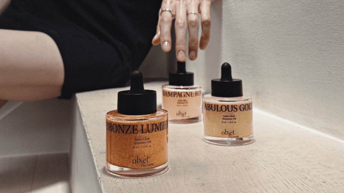 Objet by KUNDAL Satin Glow Shimmer Oil i Bronze Lumière, Champagne Rose och Fabulous Gold – tre skimrande kroppsoljor för en lystergivande satinfinish.