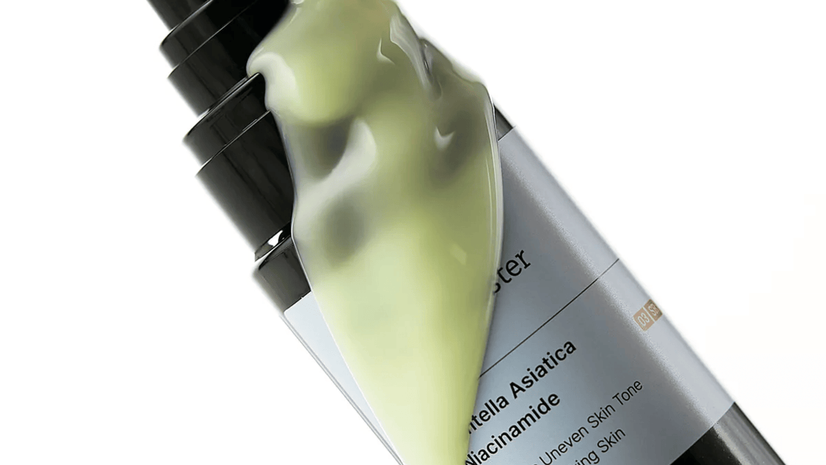 Närbild på Meditherapy Centella Asiatica Niacinamide Booster med grön formula som rinner över flaskan. Produkten lugnar, jämnar ut hudtonen och stärker hudbarriären.