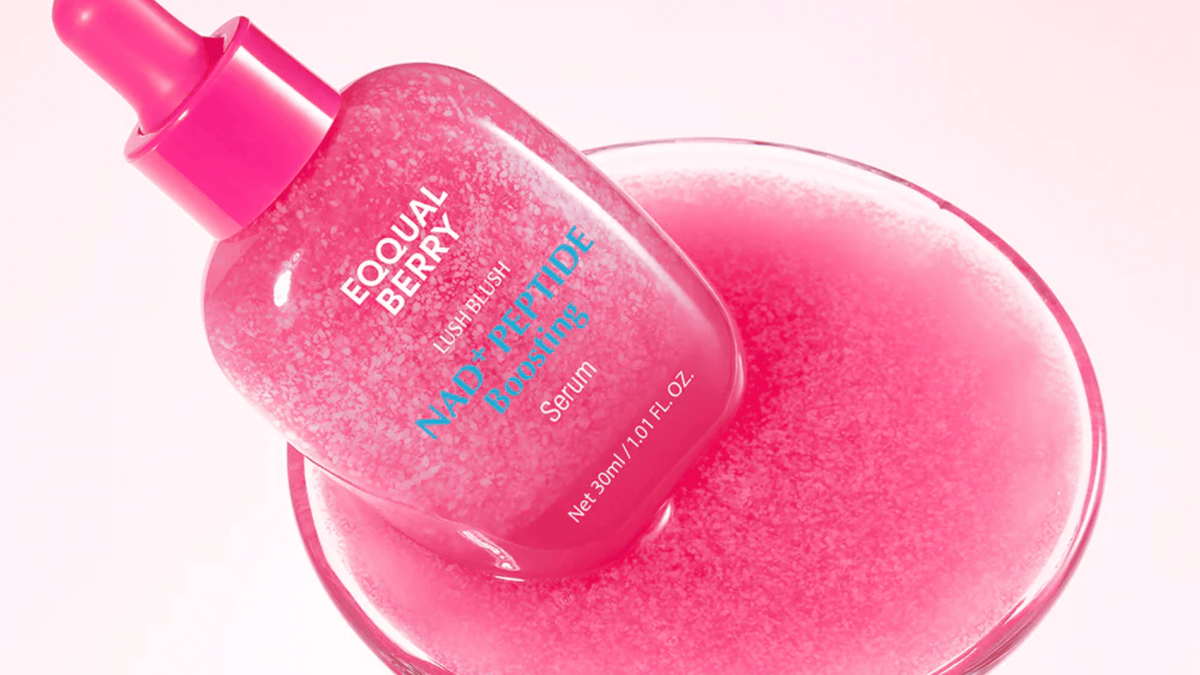 Equal Berry Lush Blush NAD+ Peptide Boosting Serum 30 ml – lystergivande anti-age serum med peptider och NAD+ i kreativ produktbild med rosa textur.
