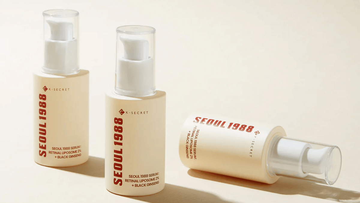 Seoul 1988 Serum från K-Secret med 2 % Retinal Liposome och svart ginseng i eleganta pumpflaskor, idealisk för anti-age och hudförnyelse.