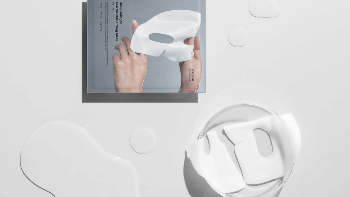 Sungboon Editor Deep Collagen Anti-Wrinkle Lifting Mask i förpackning och i skål, med fuktgivande essence synlig på vit bakgrund.
