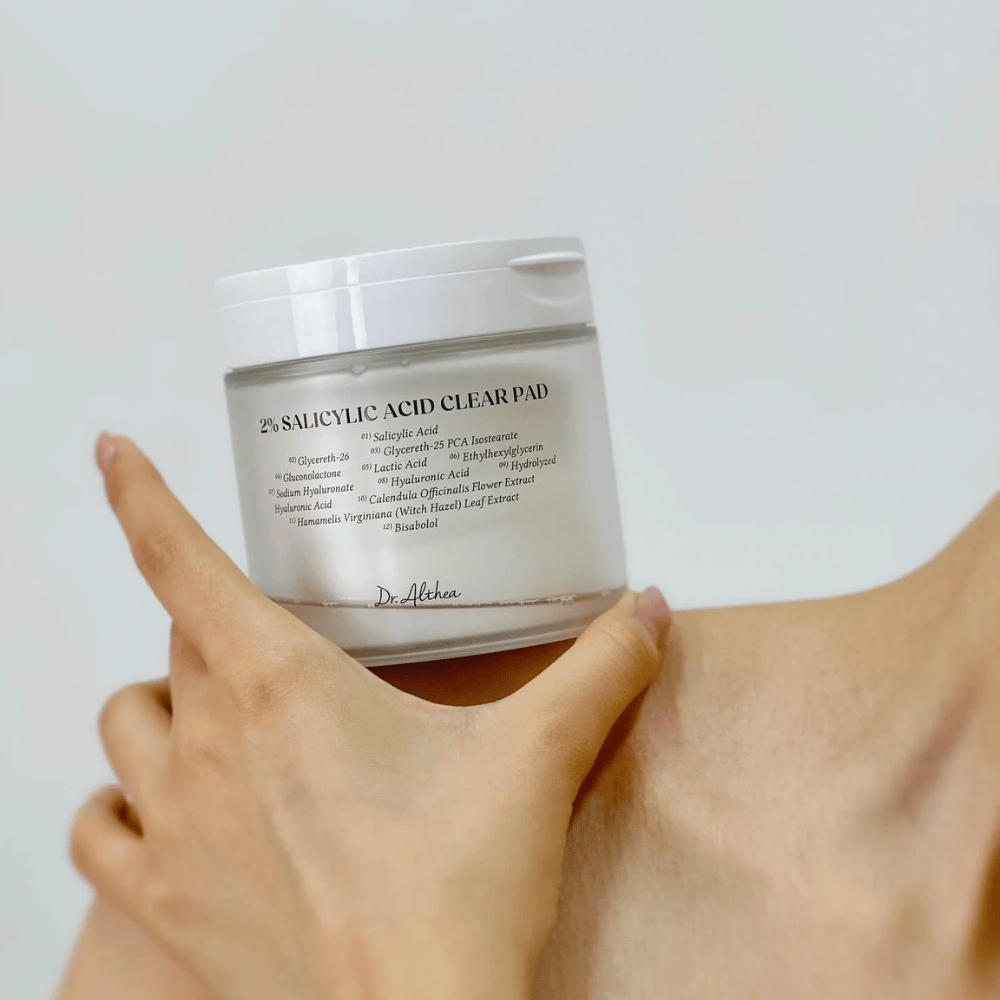 Dr. Althea 2% Salicylic Acid Clear Pad pidetään kädessä. Toner pads 2% salisyylihapolla, jotka kuorivat hellävaraisesti, rauhoittavat ihoa ja parantavat ihon rakennetta.