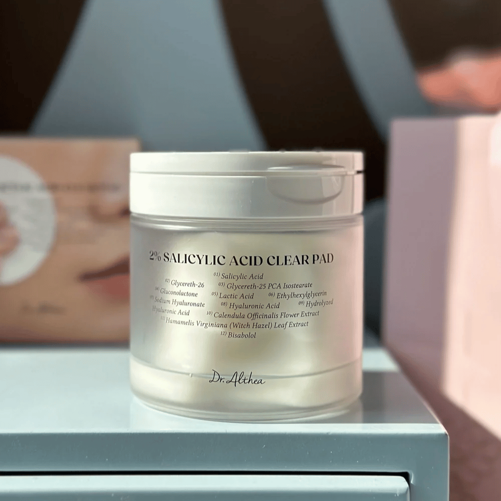 Dr. Althea 2% Salicylic Acid Clear Pad purkki hyllyllä. Korealaiset kuorivat pads salisyylihapolla, PHA:lla ja hyaluronihapolla epäpuhtaalle iholle ja tukkeutuneille huokosille.