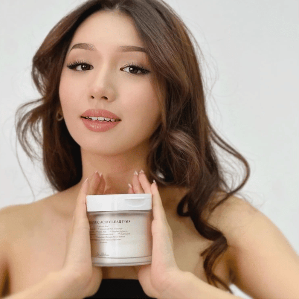 Malli pitää Dr. Althea 2% Salicylic Acid Clear Pad kasvojen edessä. Kuorivat toner pads salisyylihapolla, jotka puhdistavat huokoset, tasapainottavat talia ja kirkastavat ihoa.