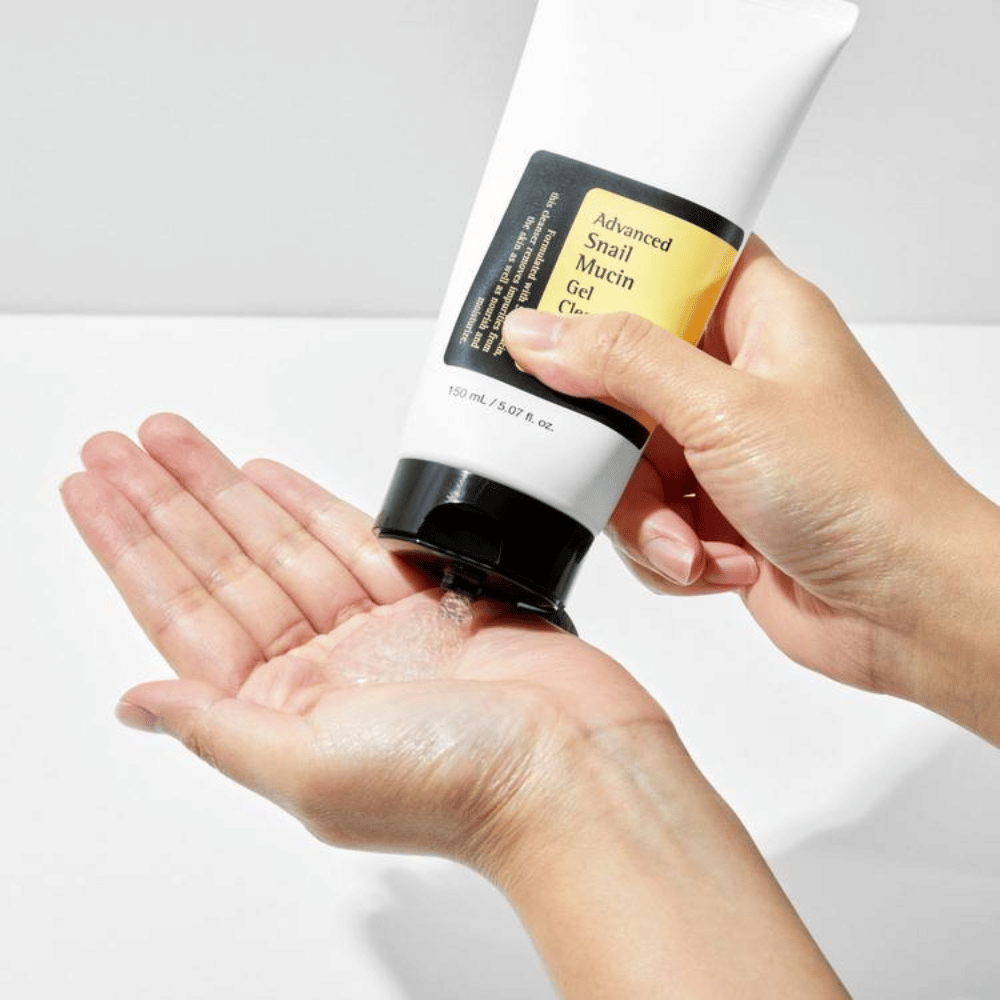 Käsi levittää COSRX Advanced Snail Mucin Gel Cleanser – hellävarainen geelipuhdistus etanaseerumilla, joka puhdistaa syvältä ja säilyttää ihon kosteustasapainon.