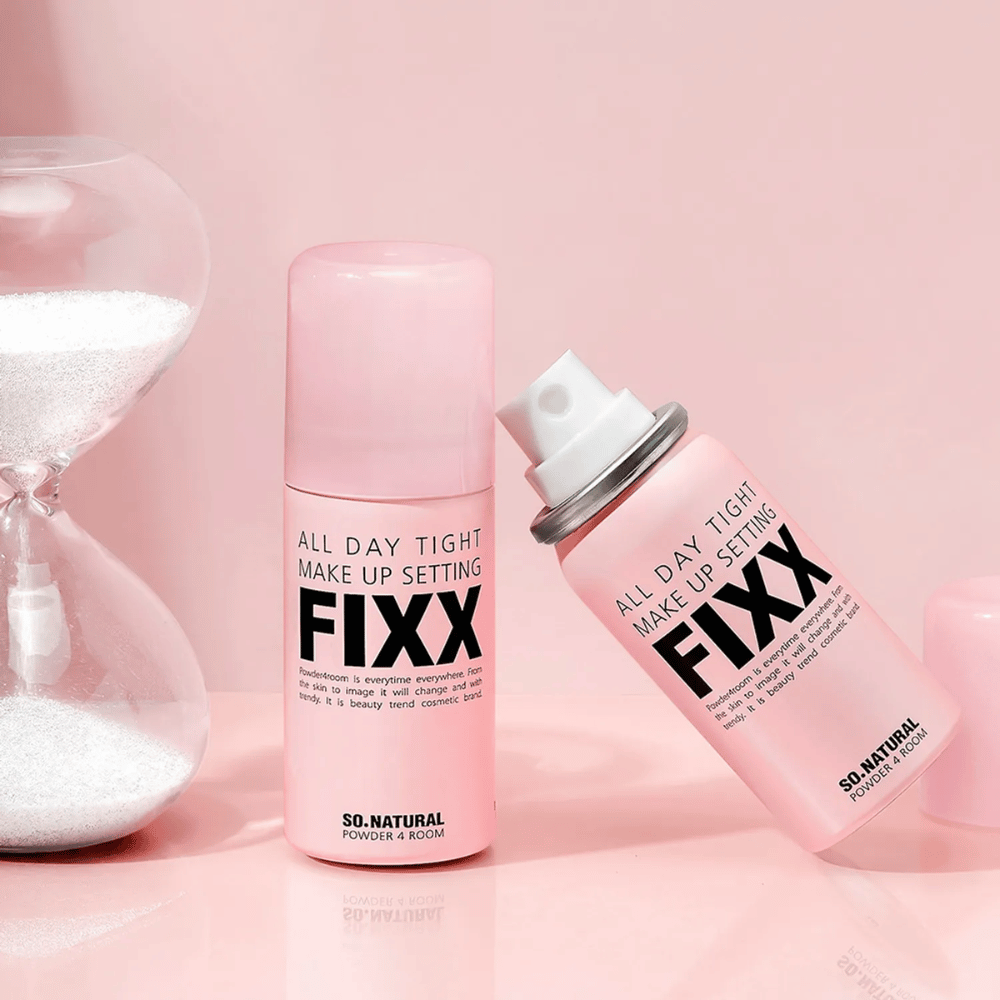 3. So Natural All Day Tight Make Up Setting Fixx – kaksi vaaleanpunaista meikinkiinnityssuihketta suihkesuuttimella ja tiimalasilla