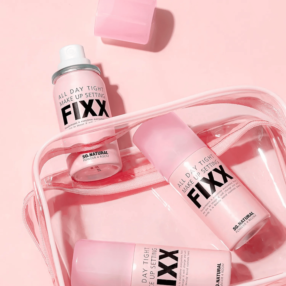 1. So Natural All Day Tight Make Up Setting Fixx – vaaleanpunainen meikinkiinnityssuihke meikkipussissa