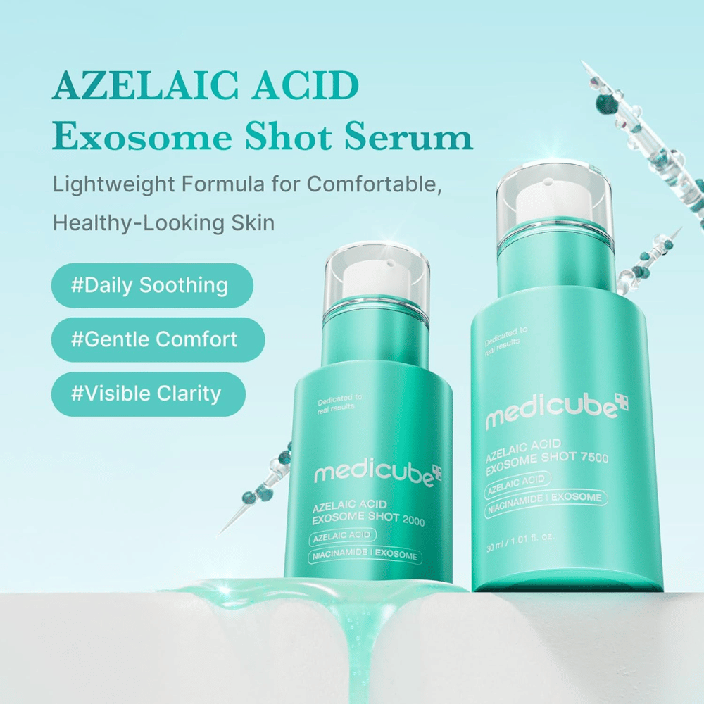 Tuotekuva, joka esittää kahta kokoa tai vahvuutta tuotteesta Azelaic Acid Exosome Shot-seerumi. Turkoosi muotoilu yhdistyy viesteihin päivittäisestä rauhoittavasta ihonhoidosta, mukavuudesta ja parantuneesta ihon kirkkaudesta. Koristeelliset kuvitukset spikkeleistä ja seerumipisaroista vahvistavat tieteellistä vaikutelmaa.