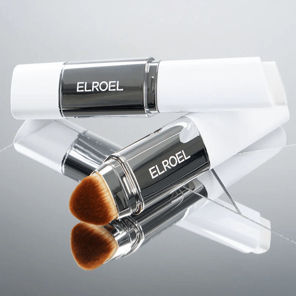ELROEL Blanc Cover Cream Stick integroidulla harjalla peilipinnalla näyttääkseen pehmeän harjan ja tasaisen levityksen.