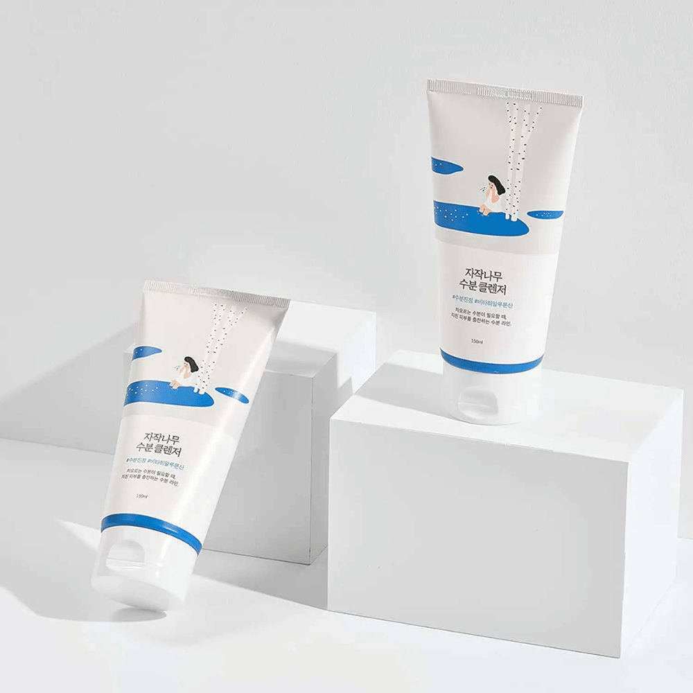 ROUND LAB Birch Juice Moisturizing Cleanser kahdessa tuubissa valkoisella taustalla, hellävarainen ja kosteuttava kasvojenpuhdistusaine koivunmahlalla, joka puhdistaa hellävaraisesti ja sopii kaikille ihotyypeille, myös herkälle iholle.