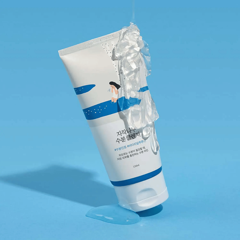 ROUND LAB Birch Juice Moisturizing Cleanser tuubissa kermavaahdolla, hellävarainen kasvojenpuhdistusaine koivunmahlalla, joka puhdistaa hellävaraisesti, kosteuttaa ihoa ja säilyttää ihon luonnollisen kosteustasapainon.