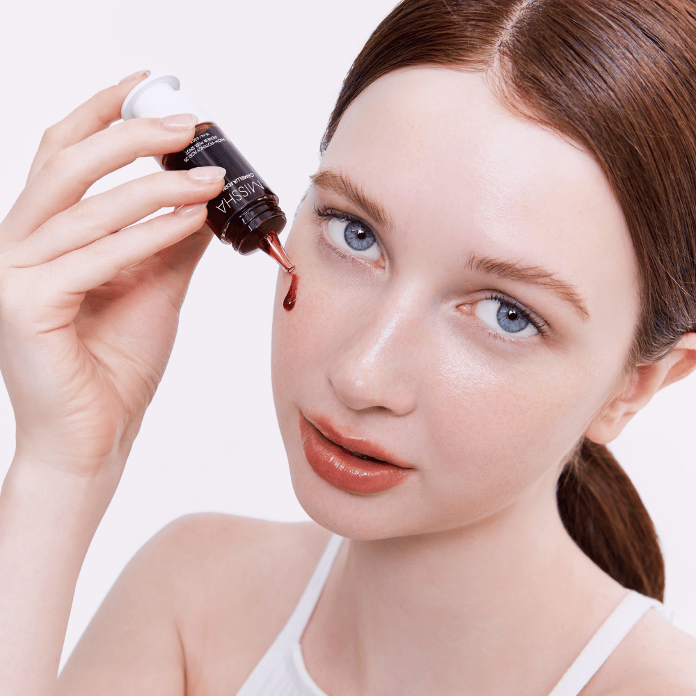 5. MISSHA Camellia PDRN NAD+ High-Potency Acid 25 Renew Peel Shot – punainen koostumuksinen kasvojen kuorinta levitetään iholle