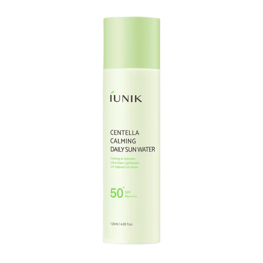 4. iUNIK Centella Calming Daily Sun Water SPF50+ PA++++ 120 ml – kevyt aurinkosuoja kasvoille, jossa on centella asiaticaa, vaaleanvihreässä pullossa valkoista taustaa vasten