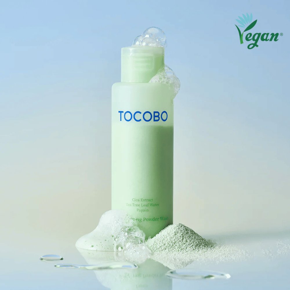 TOCOBO Cica Calming Powder Wash, joka vaahtoaa kevyesti ja poistaa epäpuhtaudet samalla kun iho rauhoittuu.