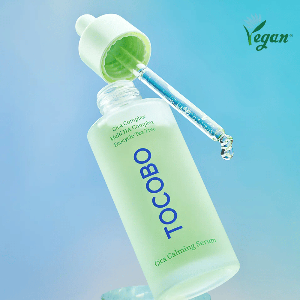 TOCOBO Cica Calming Serum pipetillä sinistä taustaa vasten, helposti imeytyvä K-beauty seerumi, joka vahvistaa ihon suojakerrosta ja sopii herkälle, rasvaiselle ja akneen taipuvaiselle iholle.