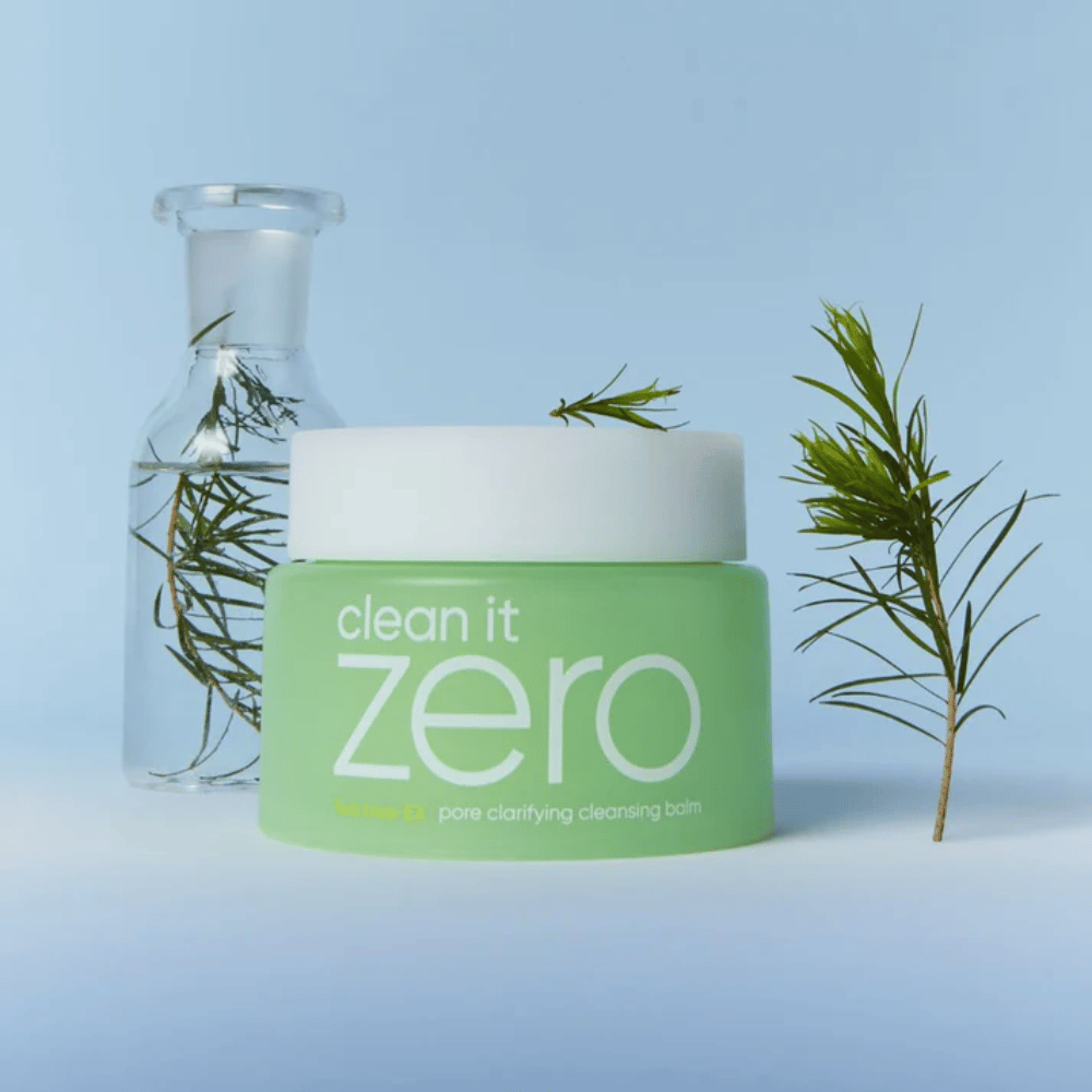 Tuotekuva Clean It Zero Pore Clarifying Cleansing Balm:stä tea tree-inspiraatiolla, puhdistusbalmi, joka liuottaa meikin ja epäpuhtaudet samalla kun huokoset puhdistetaan hellävaraisesti.