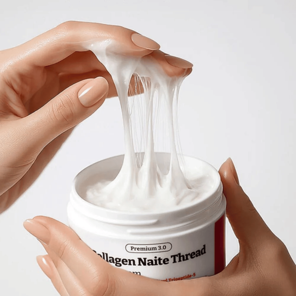 Lähikuva MEDIPEEL Collagen Naite Thread Neck Cream Premium 3.0, joka näyttää säikeisen, elastisen voidekoostumuksen kollageenilla, joka antaa intensiivistä kosteutusta ja kiinteämmän ihon kaulalla ja leukalinjalla.