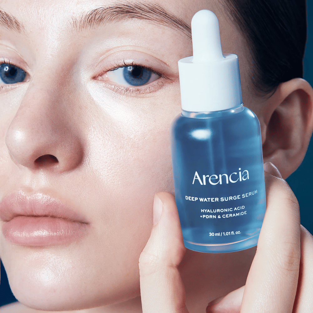 Malli levittää Arencia Deep Water Surge Serum – kosteuttava korealainen seerumi hyaluronihapolla, PDRN ja keramideilla, jotka rauhoittavat herkkää ihoa ja vahvistavat ihon suojaa.