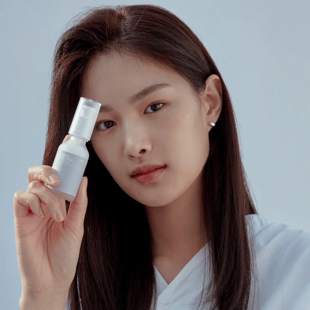 Malli pitää Celimax Dual Barrier Boosting Serum, korealainen ihonhoito, joka vahvistaa ihon suojamuuria ja rauhoittaa herkkää ihoa.