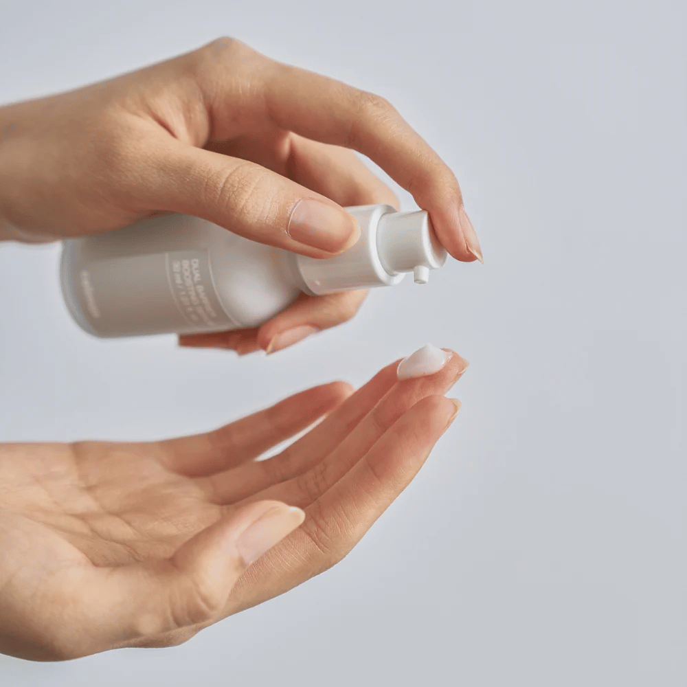 Celimax Dual Barrier Boosting Serum pumpataan käteen, kevyt seerumikoostumus päivittäiseen ihonhoitoon ja suojamuurin korjaamiseen.