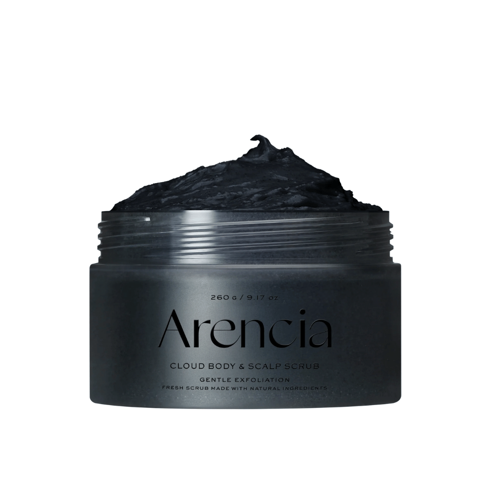 Arencia Cloud Body & Scalp Scrub mustalla kuorivalla koostumuksella avoimessa purkissa, vartalokuorinta ja päänahkakuorinta, joka kuorii ja puhdistaa hellävaraisesti.
