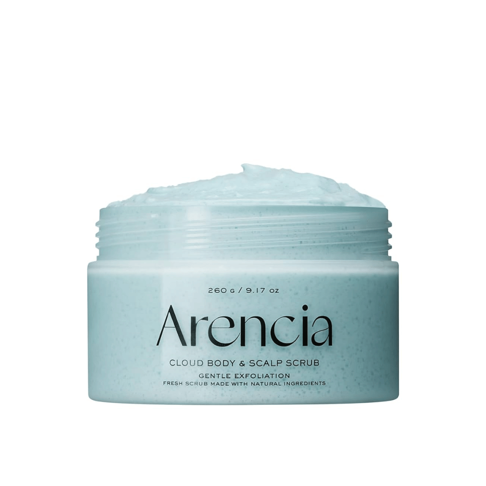 Arencia Fresh Cloud Scrub French Mint & Lily valkoisella taustalla. Virkistävä vartalokuorinta ja päänahkakuorinta, joka kuorii hellävaraisesti ja antaa viileän, pehmeän ihotunteen.
