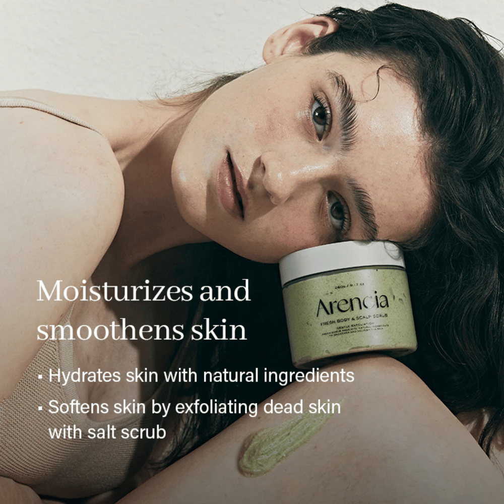 Malli lepää Arencia Fresh Cloud Body & Scalp Scrubin kanssa. Kosteuttava vartalokuorinta, joka pehmentää ihoa ja parantaa ihon rakennetta säännöllisessä käytössä.