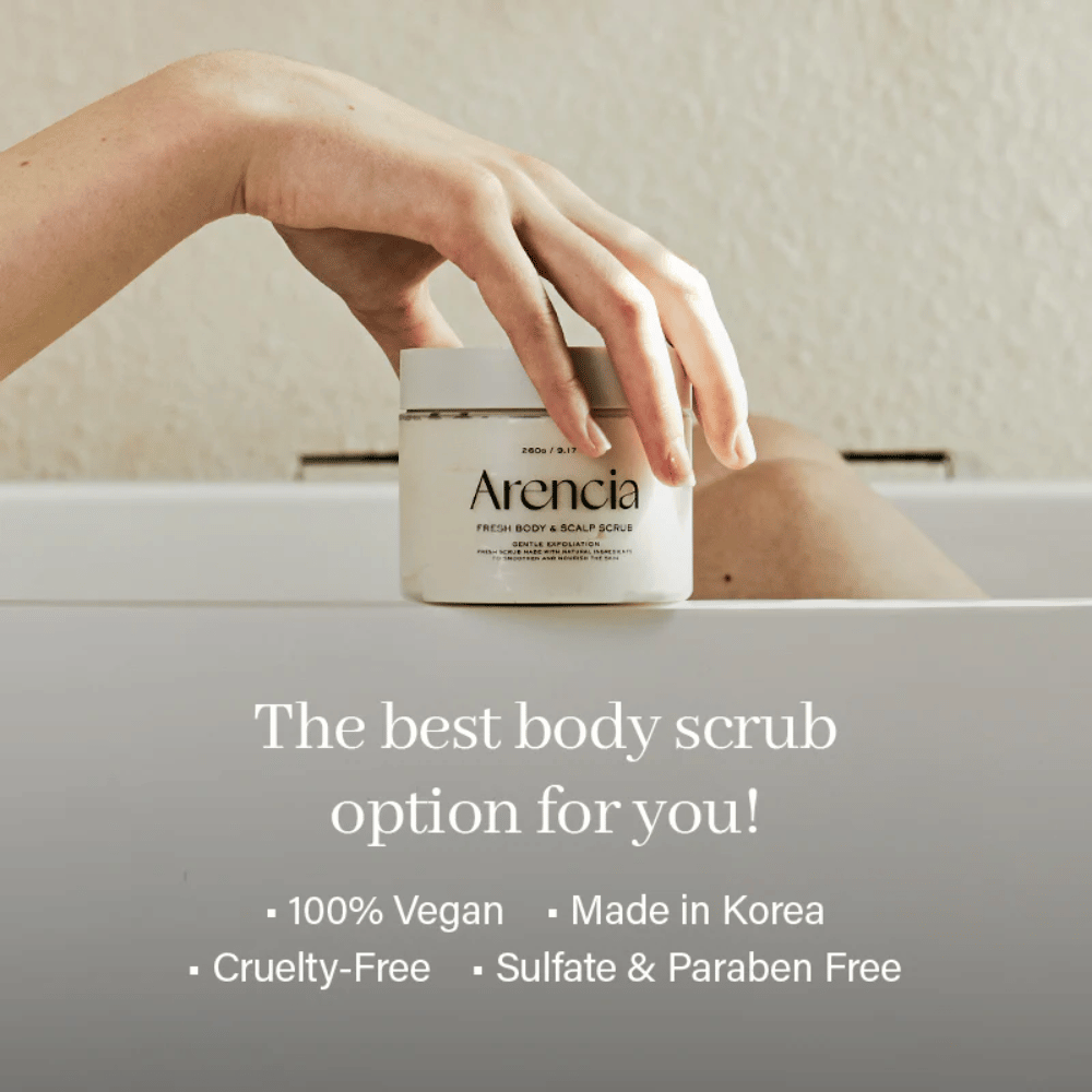 Arencia Fresh Cloud Body & Scalp Scrub kylpyammeen äärellä viestillä vegaanisesta koostumuksesta. Luonnollinen vartalokuorinta, joka kuorii, puhdistaa ja antaa raikkaan ihotunteen.