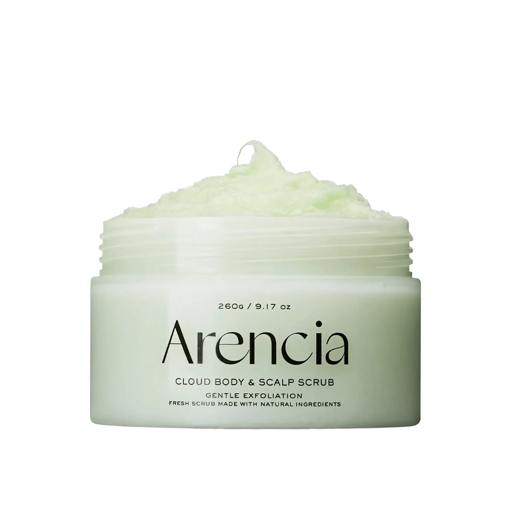 Arencia Fresh Cloud Body & Scalp Scrub avoimessa purkissa valkoisella taustalla. Kermainen vartalokuorinta, joka kuorii hellävaraisesti, kosteuttaa ihoa ja antaa pehmeän, raikkaan tunteen.