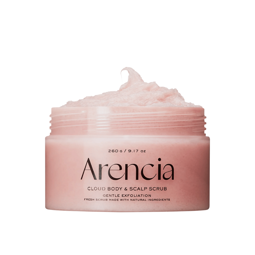 Arencia Fresh Cloud Scrub Lavender & Pear avoimessa purkissa valkoisella taustalla. Kermainen vartalokuorinta ja päänahan kuorinta, joka kuorii hellävaraisesti ja jättää ihon pehmeäksi ja kosteutetuksi.