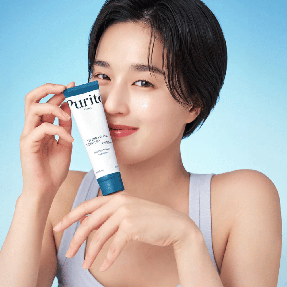 Purito Hydro Wave Deep Sea Cream on intensiivisesti kosteuttava kasvovoide, joka sisältää syvänmeren vettä, mikä auttaa antamaan iholle pitkäkestoista kosteutta ja ravintoa. Sen kevyt, geelimäinen koostumus imeytyy nopeasti jättämättä tahmeaa tunnetta, mikä tekee siitä ihanteellisen päivittäiseen käyttöön.