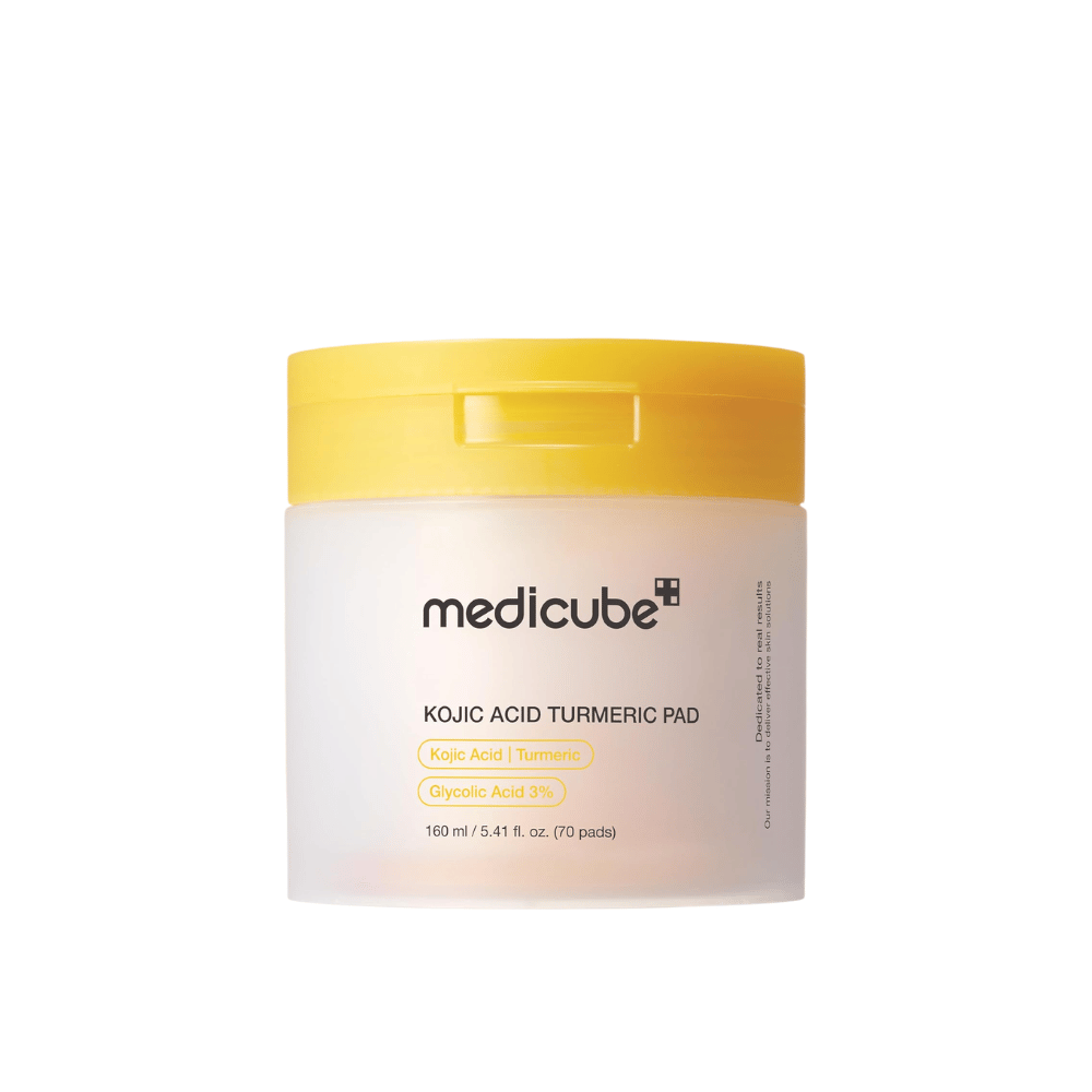 Vapaasti leikattu tuotekuva tuotteesta Medicube Kojic Acid Turmeric Pad keltaisessa purkissa, jossa on kuorivia lappuja sisältäen kojiinihappoa, kurkumaa ja glykolihappoa tasaisemman ihonsävyn ja hehkun saavuttamiseksi.