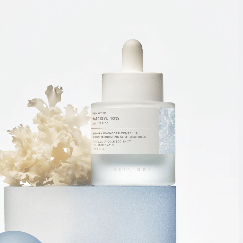 SKIN1004 Madagascar Centella Matrixyl 10 Boosting Shot Ampoule elämäntapakuvassa – anti-age seerumi peptideillä ja centellalla, joka vahvistaa ihon suojamuuria ja antaa kimmoisuutta.
