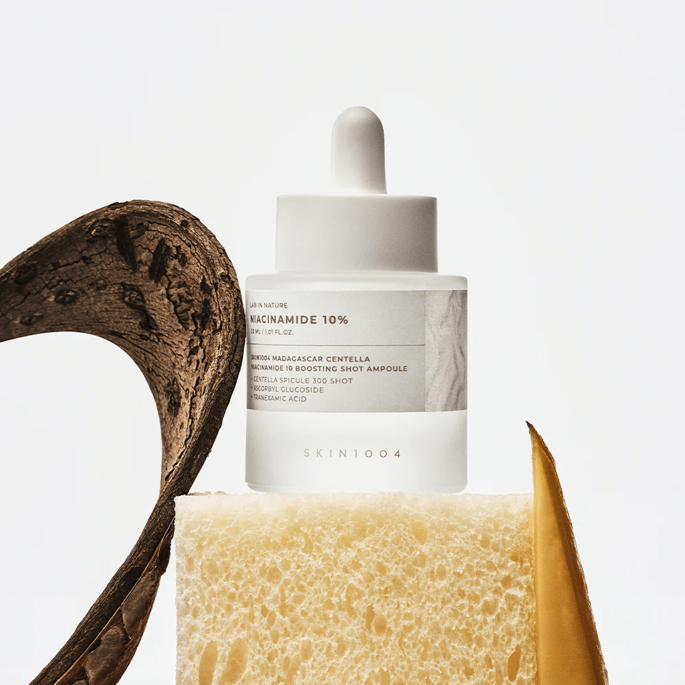 SKIN1004 Madagascar Centella Niacinamide 10 Boosting Shot Ampoule elämäntapakuva – kasvoseerumi, joka auttaa vähentämään epätasaista ihonsävyä ja vahvistamaan ihon suojakerrosta.