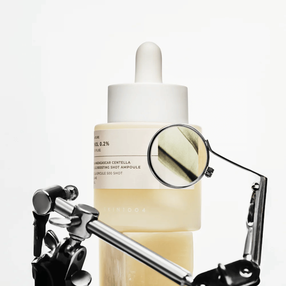 Yksityiskohtainen kuva SKIN1004 Madagascar Centella Retinol 0.2 Boosting Shot Ampoule joka korostaa aktiivista koostumusta retinolin, centella spiculen ja squalane kanssa tehokkaaseen ihon uusiutumiseen.