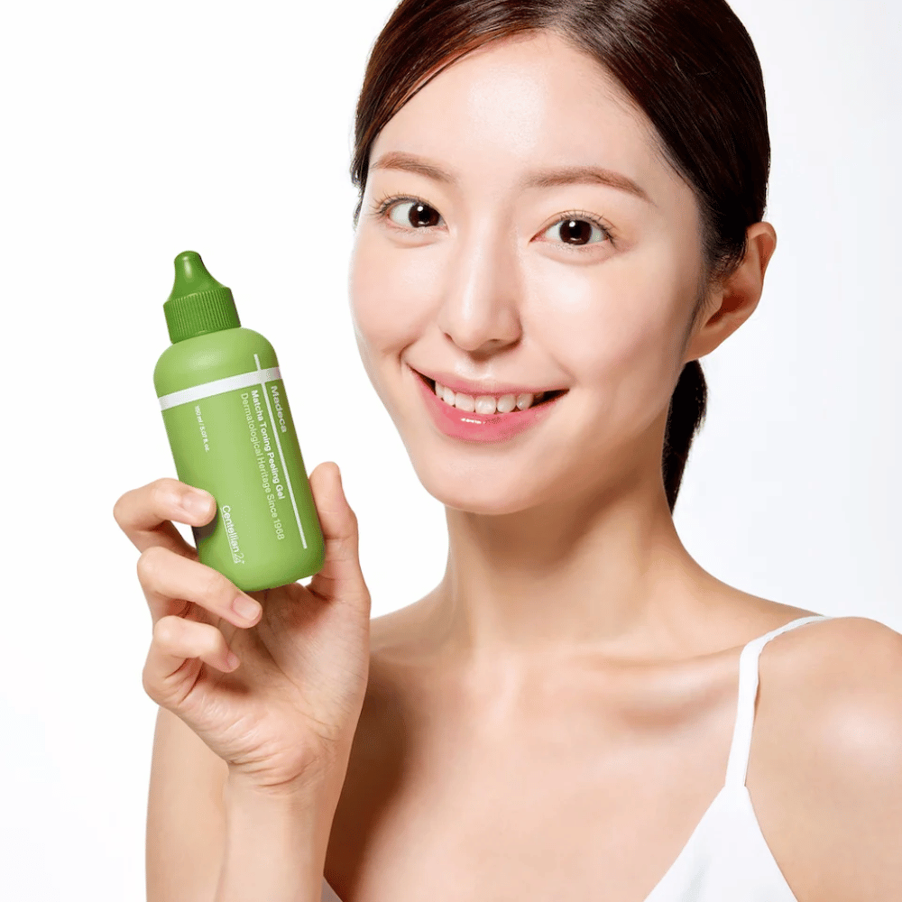 Centellian24 Madeca Matcha Toning Peeling Gel kädessä – korealainen kasvojen kuorinta, joka auttaa kuorimaan ihoa hellävaraisesti ja parantamaan ihon hehkua.