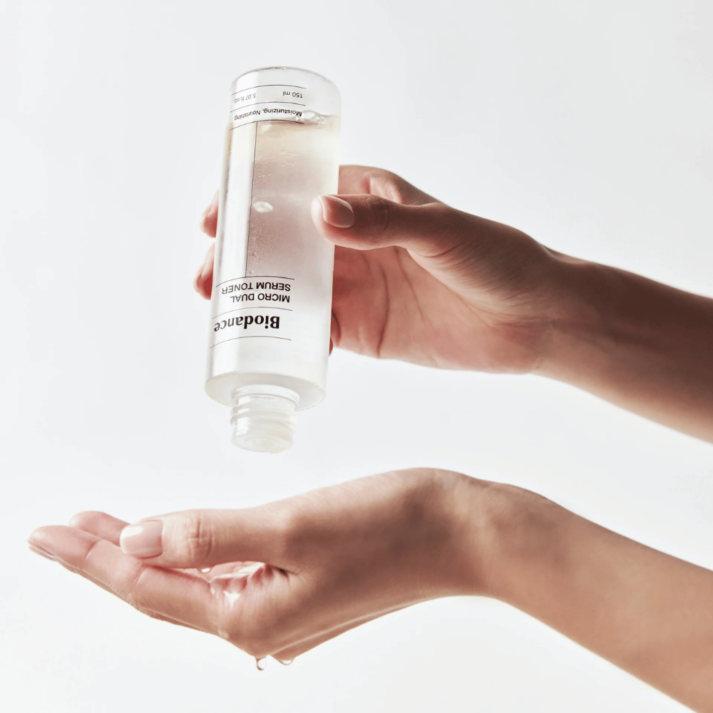 Biodance Micro Dual Serum Toner levitetään käteen – kosteuttava ja ravitseva kasvovesi seerumituntumalla kuivalle ja herkälle iholle