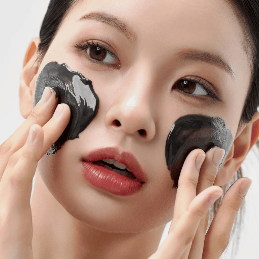 Lähikuva Miten Midnight Soothing Cleansing Balm levittämisestä kasvoille. Pehmeä puhdistusbalmi, joka liuottaa epäpuhtaudet ja antaa rauhallisen ihotunteen.