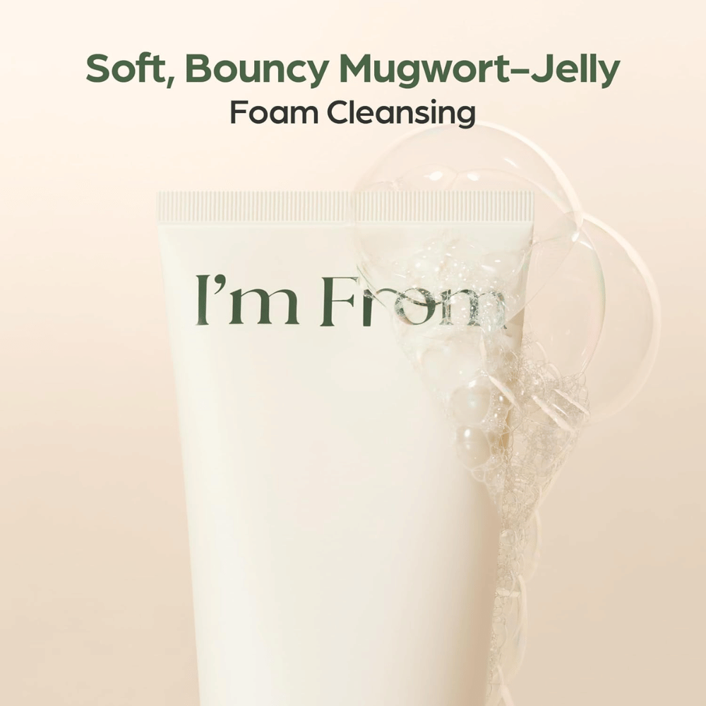 I'm From Mugwort Gel Cleanser pehmeällä geelikoostumuksella, joka muodostaa puhdistusvaahtoa. Lähikuva beigestä tuubista, jossa on läpinäkyviä vaahtokuplia.