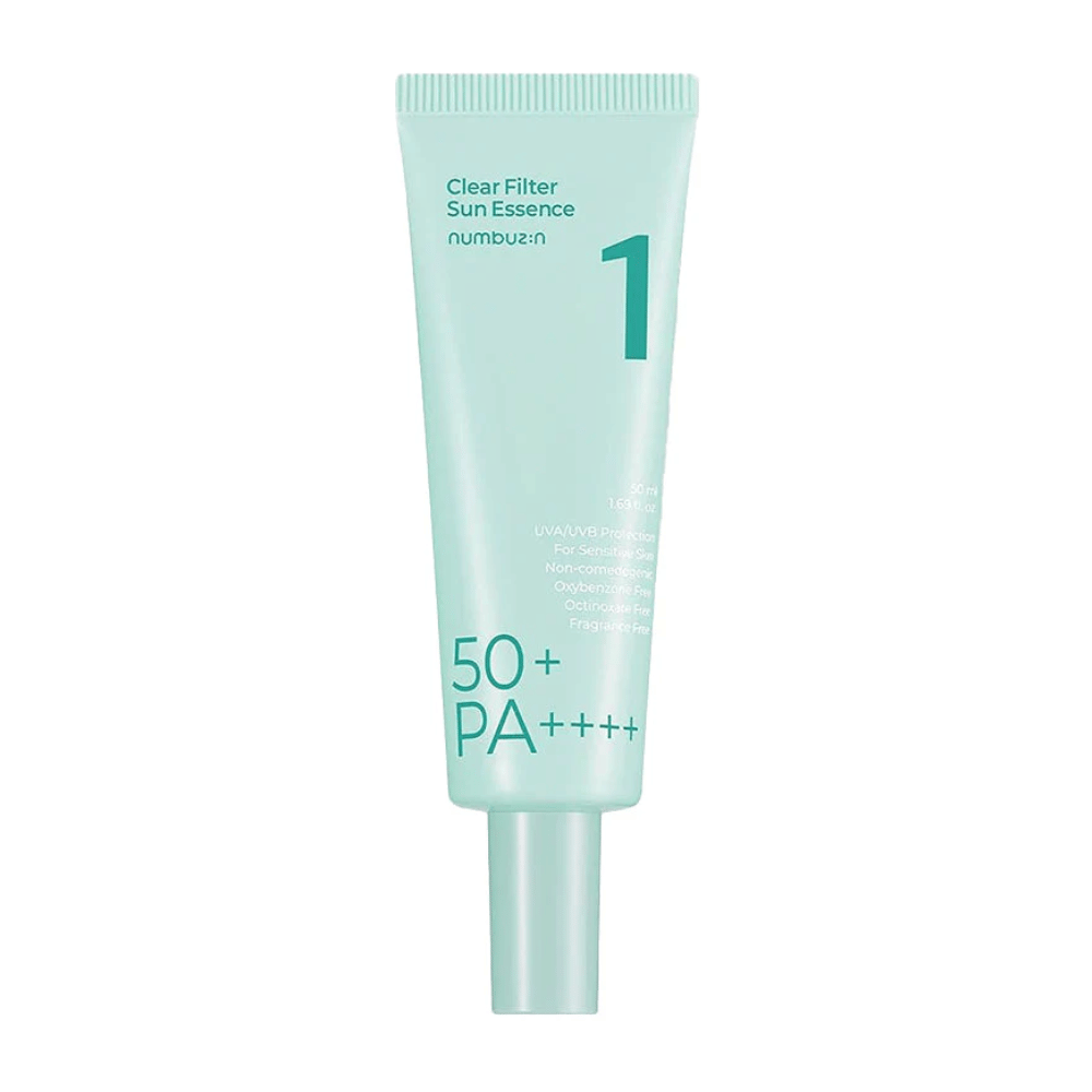 Vaaleansininen tuubi, jossa on No.1 Clear Filter Sun Essence SPF 50+ PA++++. Se on suunniteltu herkälle iholle ja tarjoaa korkean suojan sekä UVA- että UVB-säteiltä. Tuote ei sisällä komedogeenisiä ainesosia, oksibentsonia, oktinoksaattia eikä hajusteita. Tuubi sisältää 50 ml.