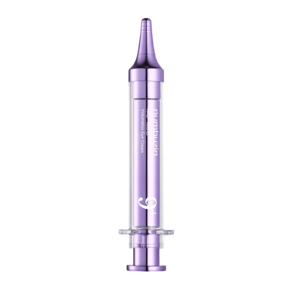 Tuotekuva No.9 NAD+ Retinol Volumetox Eye Cream violetissa kynäpaketissa valkoisella taustalla, korealainen silmänympärysvoide retinolilla ja peptideillä lisäämään kimmoisuutta.