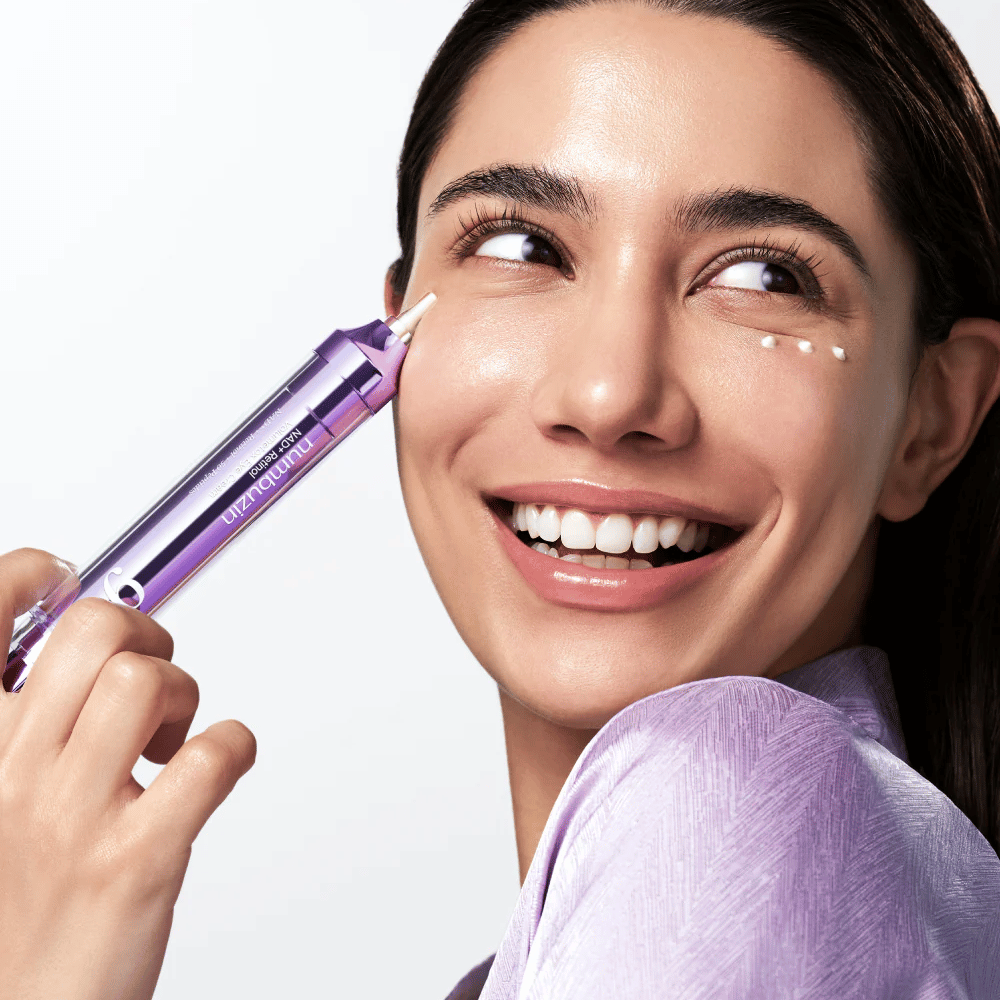 Malli, joka levittää No.9 NAD+ Retinol Volumetox Eye Cream silmien ympärille tarkkuusapplikaattorilla, kohdennettua hoitoa tummille silmänalusille ja hienoille juonteille.