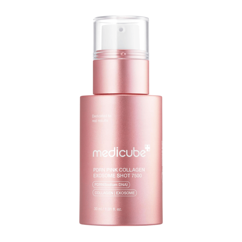 Tuotekuva tuotteesta Medicube PDRN Pink Collagen Exosome Shot 7500 vaaleanpunaisessa pullossa vaaleaa taustaa vasten. Seerumi sisältää PDRN-ainesosaa, kollageenia ja eksosomeja, ja se on kehitetty ihonhoitoon keskittyen heleyteen, kosteutukseen ja ihon uudistumiseen.