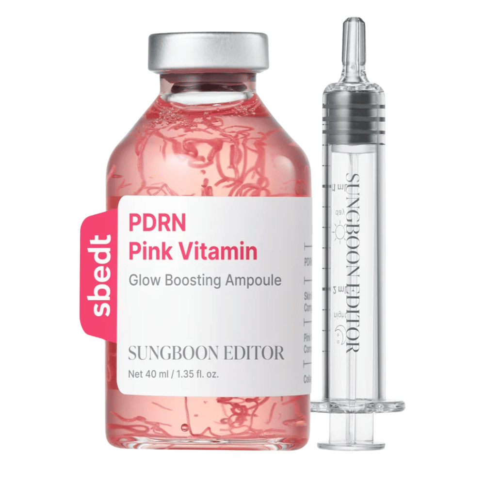8. SUNGBOON EDITOR PDRN Pink Vitamin Glow Boosting Ampoule 40 ml – vaaleanpunainen lasipullo mukana tulevalla läpinäkyvällä applikaattorilla valkoista taustaa vasten