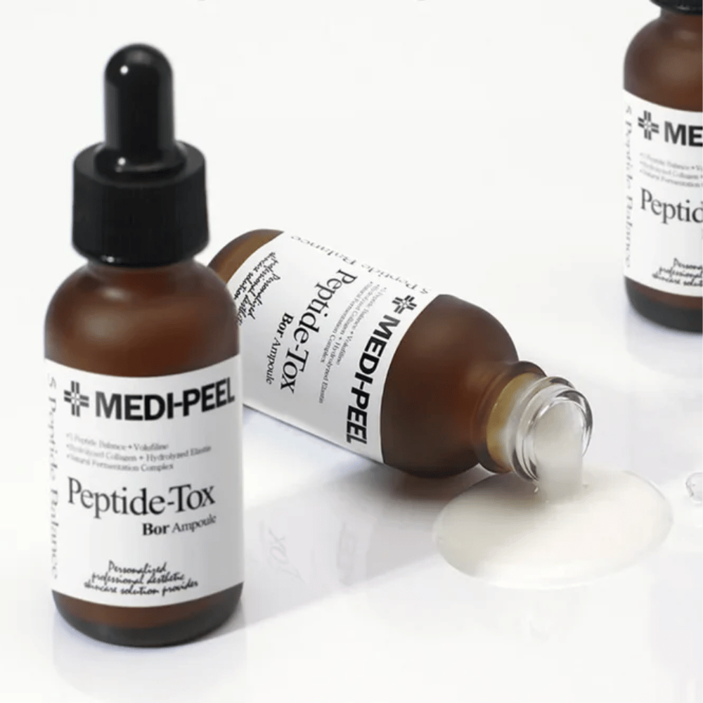 MEDI-PEEL Peptide-Tox Bor Ampoule näkyvällä seerumitekstuurilla – anti-age seerumi peptidikompleksilla, joka lisää elastisuutta, täyteläisyyttä ja tasaisempaa ihon rakennetta.